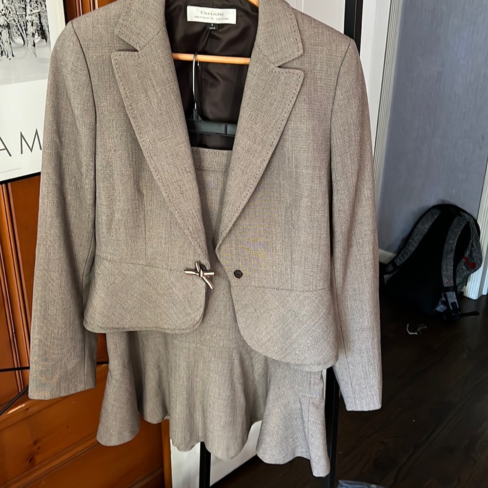 Tahari skirt suit